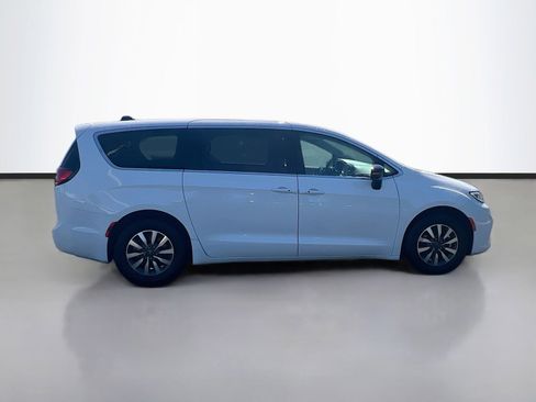 Used 2024 Chrysler Pacifica Limited FWD image 8