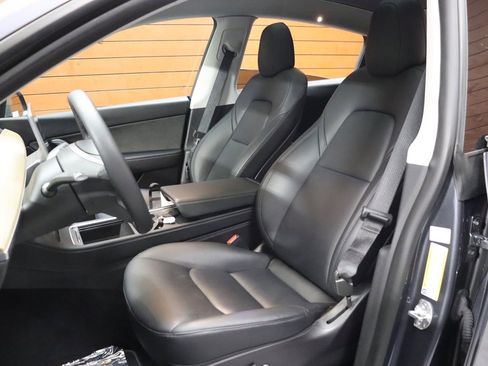 Used 2022 Tesla Model Y Long Range image 39