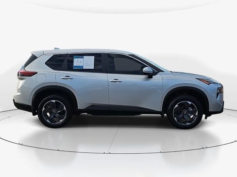 Used 2024 Nissan Rogue SV image 3