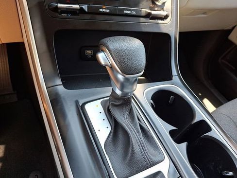 Used 2023 Kia Carnival LX FWD image 16