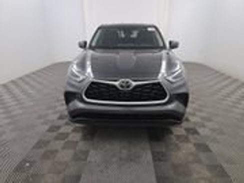Used 2022 Toyota Highlander L FWD image 2