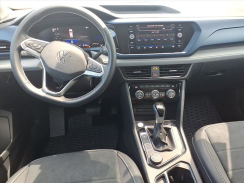 Used 2024 Volkswagen Taos SE w/ Panoramic Sunroof Package AWD/4WD image 9