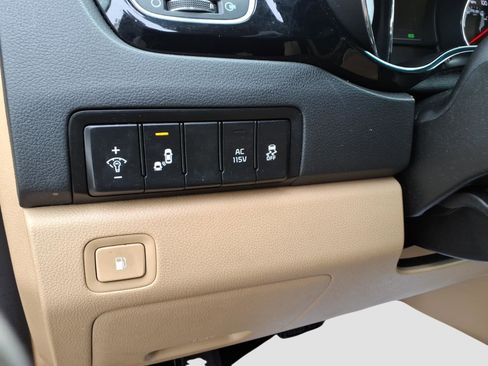 Used 2017 Kia Sedona SX image 18