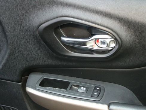 Used 2017 Jeep Cherokee Limited w/ Luxury Group image 9