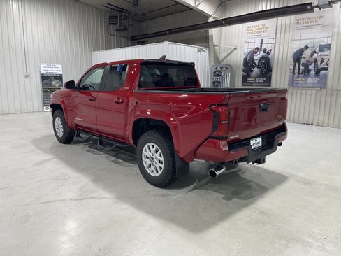 Used 2025 Toyota Tacoma SR5 AWD/4WD image 5
