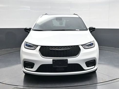 Used 2025 Chrysler Pacifica Limited image 8