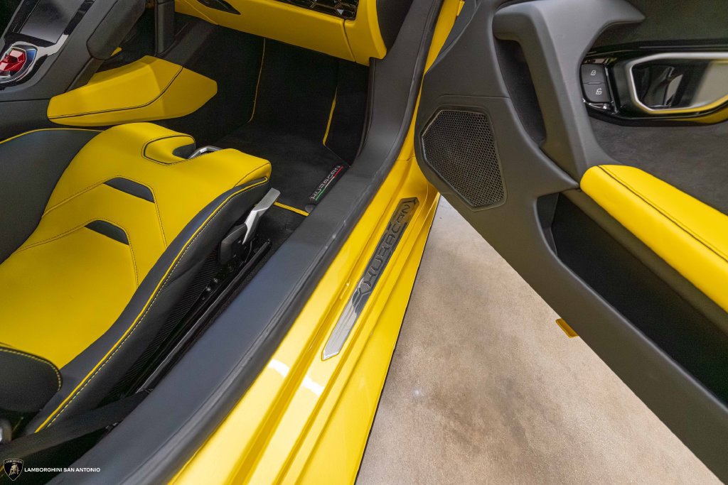 Used 2020 Lamborghini Huracan EVO RWD image 41