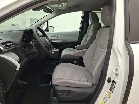 Used 2025 Toyota Sienna LE image 11