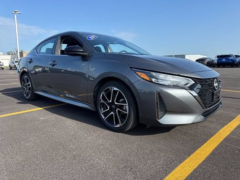 Used 2025 Nissan Sentra SR FWD image 10