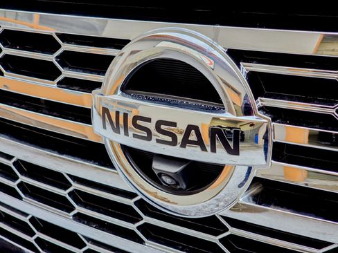 Used 2021 Nissan Titan SL w/ Moonroof Package image 3