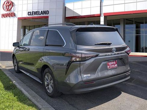 Used 2025 Toyota Sienna XLE w/ XLE Plus Package FWD image 5