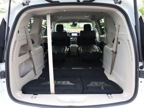 Used 2022 Chrysler Pacifica Touring-L FWD image 9