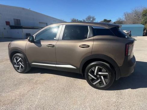 Used 2025 Nissan Kicks SV w/ Charging Package image 6