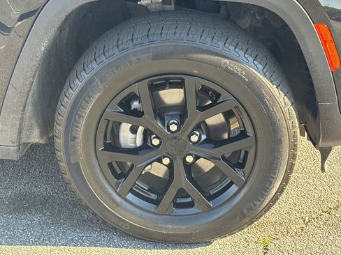 Used 2023 Jeep Grand Cherokee Altitude image 12