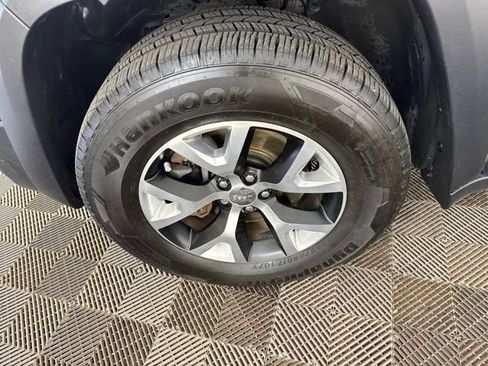 Used 2017 Jeep Cherokee Trailhawk w/ Cold Weather Group AWD/4WD image 28