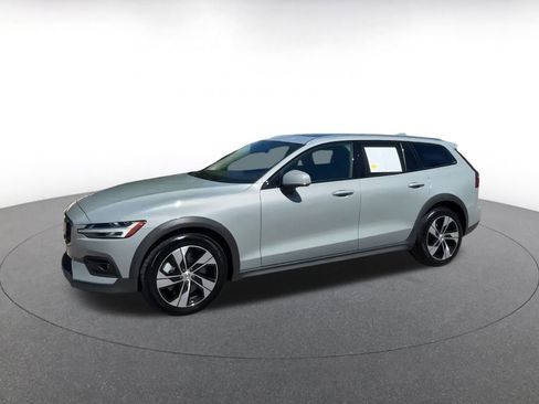 Used 2025 Volvo V60 B5 Cross Country Plus image 8