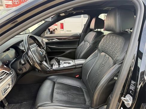 Used 2022 BMW 750i xDrive w/ M Sport Package image 29