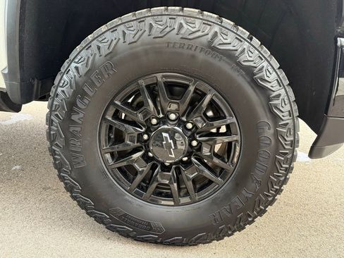 Used 2025 Chevrolet Silverado 2500 ZR2 w/ Technology Package image 13