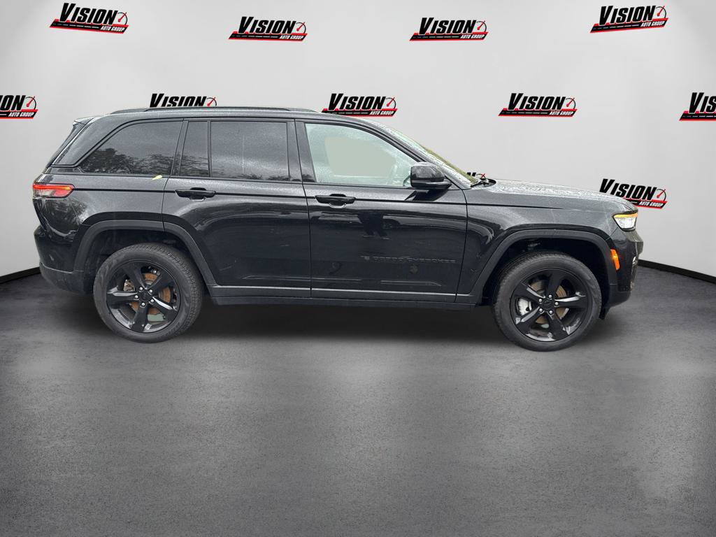 Used 2025 Jeep Grand Cherokee Limited w/ Black Appearance Package AWD/4WD image 4