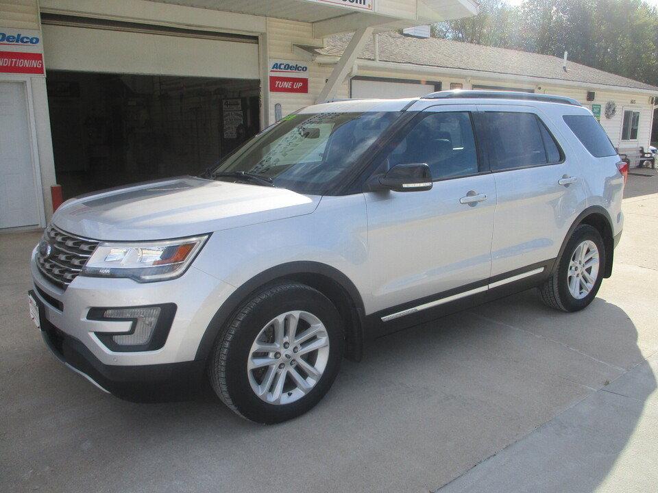 Used 2017 Ford Explorer XLT w/ Equipment Group 202A FWD image 12