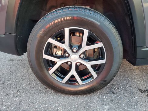Used 2024 Jeep Grand Cherokee Limited RWD image 5