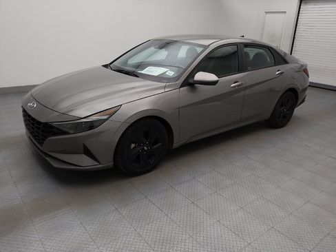 Used 2023 Hyundai Elantra SEL image 2