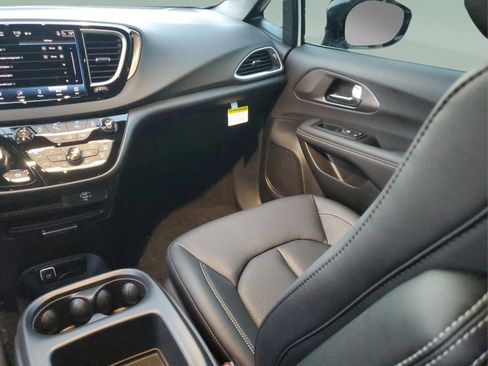 New 2026 Chrysler Voyager LX image 10