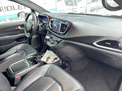 Used 2019 Chrysler Pacifica Touring-L image 28