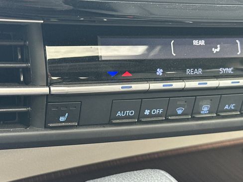 Used 2024 Toyota Sienna XLE image 30