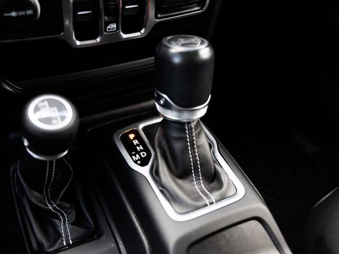 Used 2018 Jeep Wrangler Unlimited Sahara AWD/4WD image 25