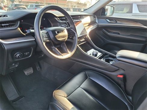 Used 2023 Jeep Grand Cherokee Limited w/ Black Appearance Package image 11