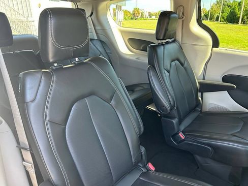 Used 2023 Chrysler Pacifica Touring-L FWD image 43