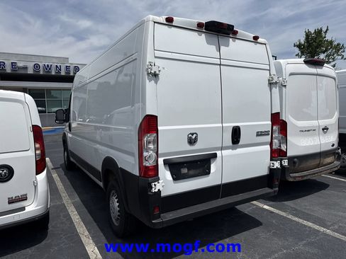 Used 2025 RAM ProMaster 2500 w/ Convenience Group FWD image 2