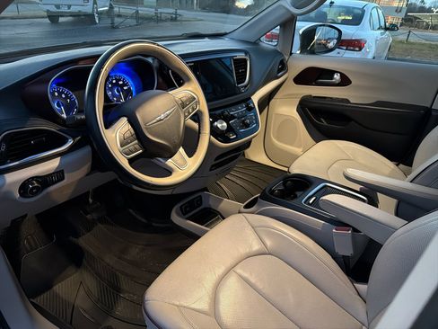 Used 2017 Chrysler Pacifica Limited w/ UConnect Theater Package image 10