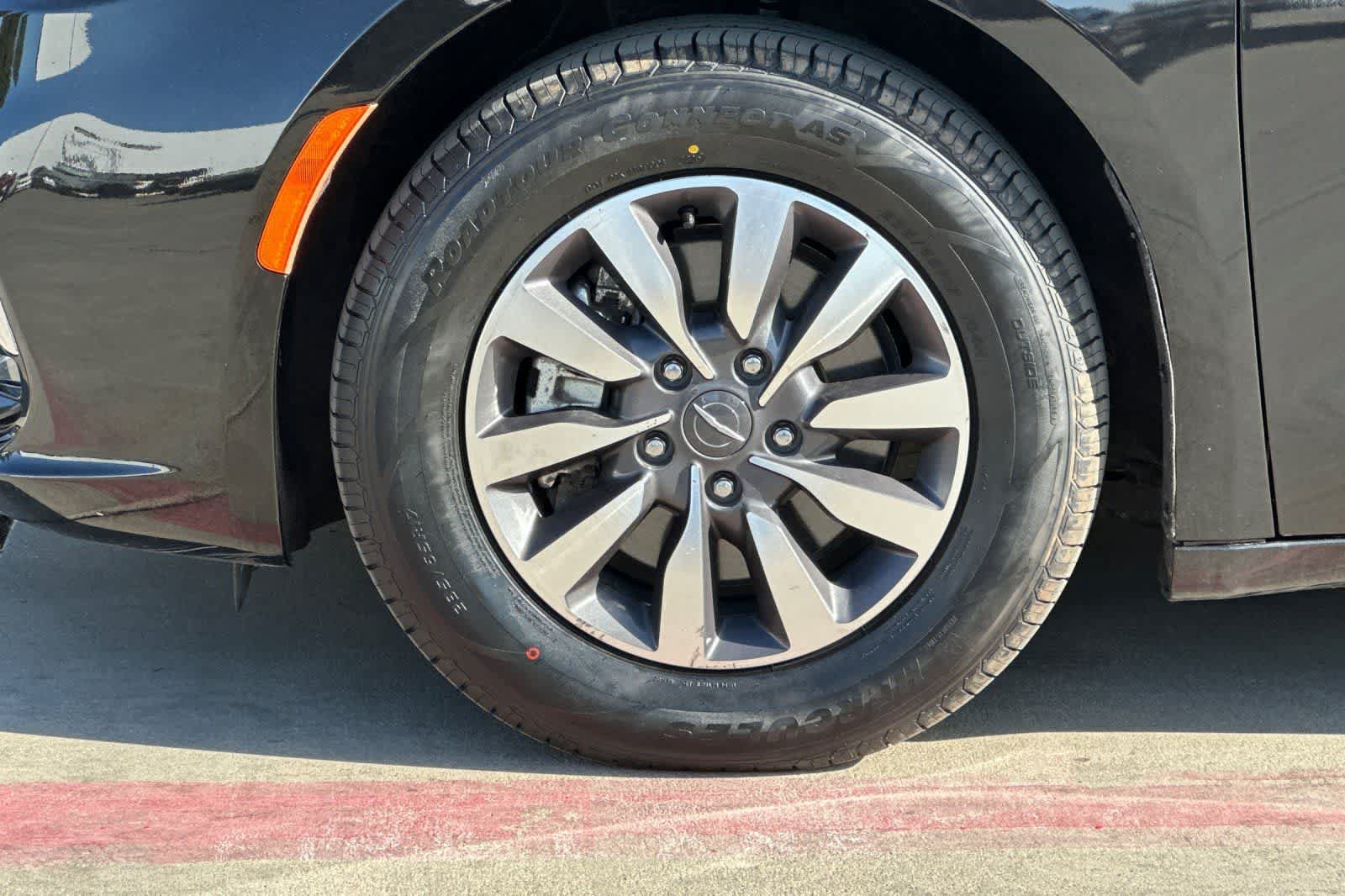 Used 2023 Chrysler Pacifica Touring-L FWD image 45