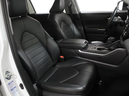 Used 2021 Toyota Highlander XLE image 18