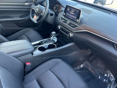 Used 2024 Nissan Altima 2.5 SV image 16