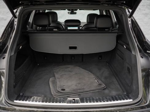 Used 2022 Porsche Cayenne Platinum Edition image 39
