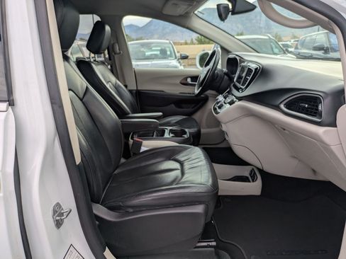 Used 2018 Chrysler Pacifica Touring-L FWD image 34