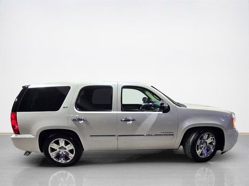Used 2010 GMC Yukon SLT w/ SLT Chrome Package image 2