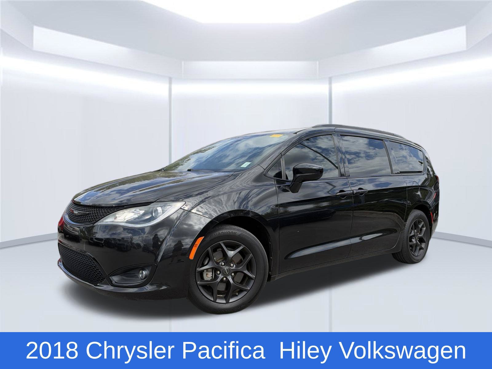 Used 2018 Chrysler Pacifica Touring-L w/ S Appearance Package FWD image 1