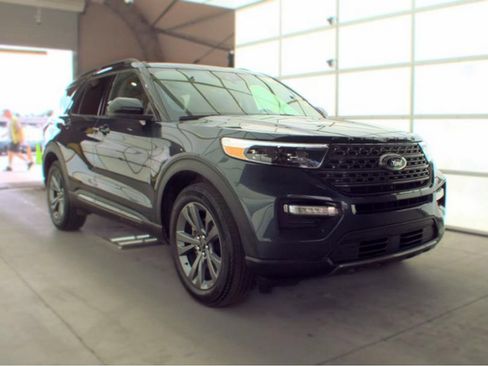 Used 2023 Ford Explorer XLT w/ Equipment Group 202A AWD/4WD image 4