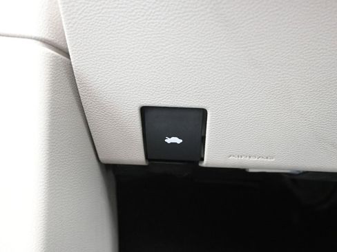Used 2017 Chrysler Pacifica Platinum image 34