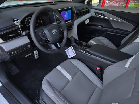 Used 2026 Toyota Camry SE FWD image 8