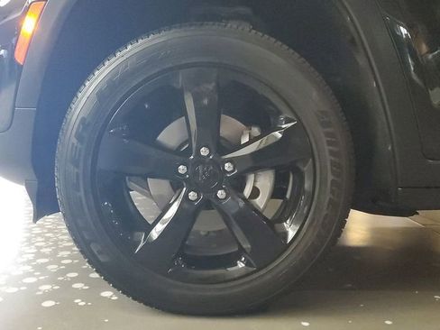 Used 2025 Jeep Grand Cherokee Altitude image 7