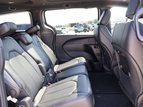 New 2026 Chrysler Pacifica Select FWD image 10