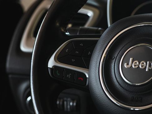 Used 2019 Jeep Compass Latitude image 26