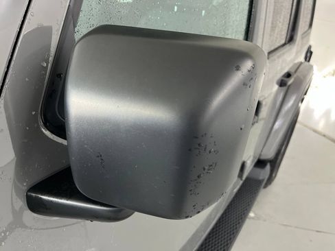 Used 2018 Jeep Wrangler Unlimited Sahara AWD/4WD image 15