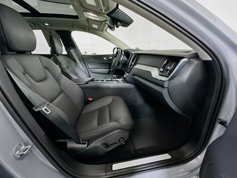 Used 2025 Volvo XC60 B5 Plus image 32