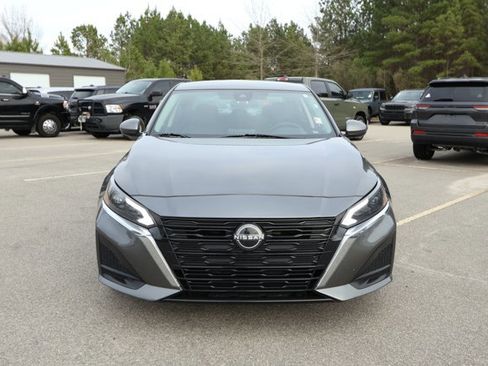 Used 2023 Nissan Altima 2.5 SV image 2